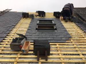 Réalisation de la couverture en ardoise après la pose du sarking - Nantes 44