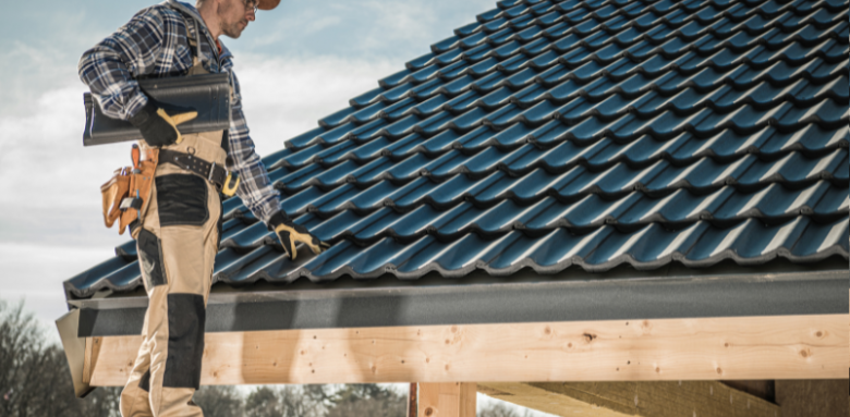 Quand faut-il rénover sa toiture ? Les signes qui ne trompent pas