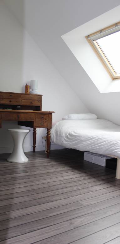 Fenêtre de toit moderne en bois dans une chambre mansardée - Cholet 49