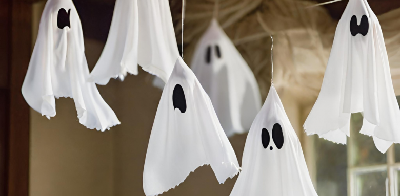 Guirlandes de fantômes au plafond halloween