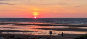 Vue d'un coucher de soleil depuis sa loggia face à la mer