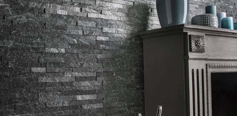 pierre de parement déco ultra noir salon avec cheminée