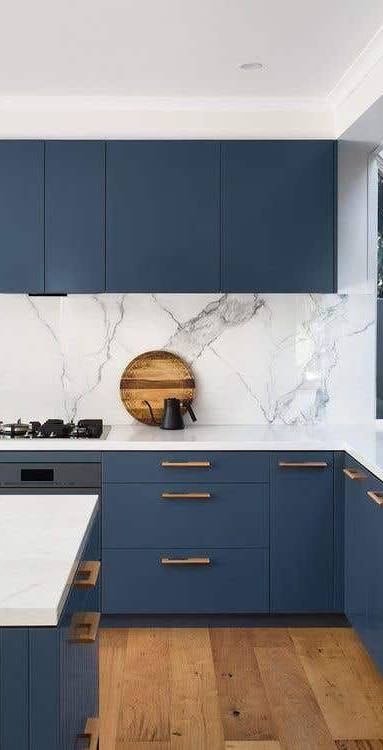 Cuisine bleue cobalt avec crédence effet marbre