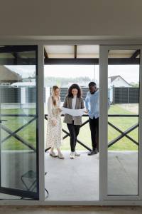 courtier en travaux avec ses clients