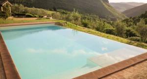 Bel exemple de piscine à débordement 