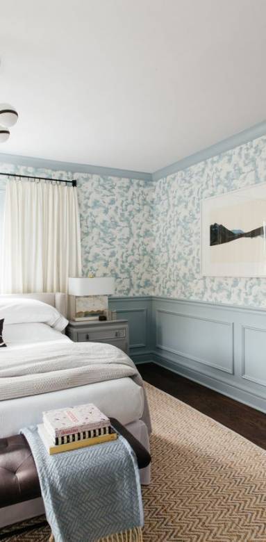 Décoration avec une cimaise dans une chambre