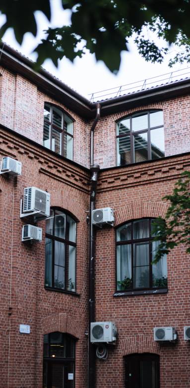 Climatisation - Installation extérieure - architecte 77, bureau d'étude 77, maçon 77, charpentier 77, menuisier 77, électricien 77, plombier 77, plaquiste 77, plâtrier 77, carreleur 77, auditeur énergétique 77, chauffagiste 77