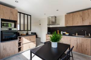 stratifié noir et crédence assortie