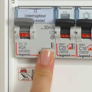 Travaux d'installation électrique - tableau électrique avec disjoncteurs différentiels - Rochefort 17