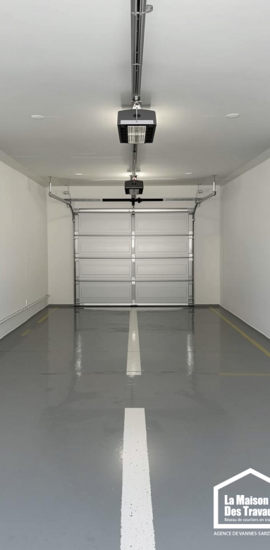 Garage double avec espace de rangement intégré