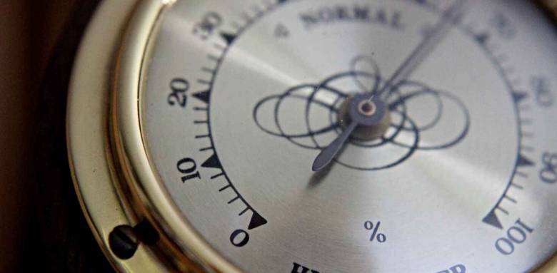 Un simple hygromètre permet de vérifier le taux d’humidité à Arras (62) Pas de Calais