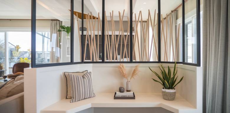 Un espace transformé : cette entrée rénovée allie esthétique et fonctionnalité,créant une transition harmonieuse entre l'extérieur et le salon grace à des matériaux modernes et une décoration soignée.