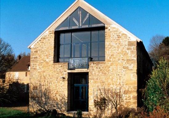 Ouverture pignon en façade de maison en pierre