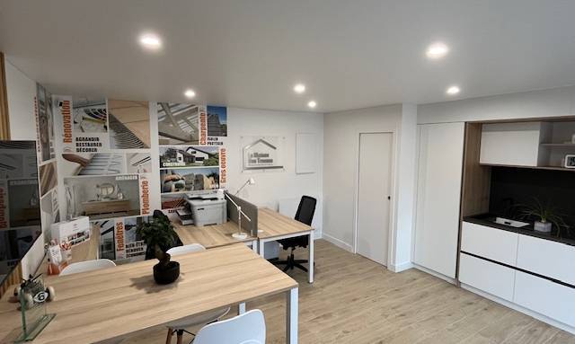 Faux-plafond en toile tendu avec spots encastrés dans des bureaux à Nantes (44)