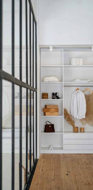 Un dressing dans une entrée avec verrière