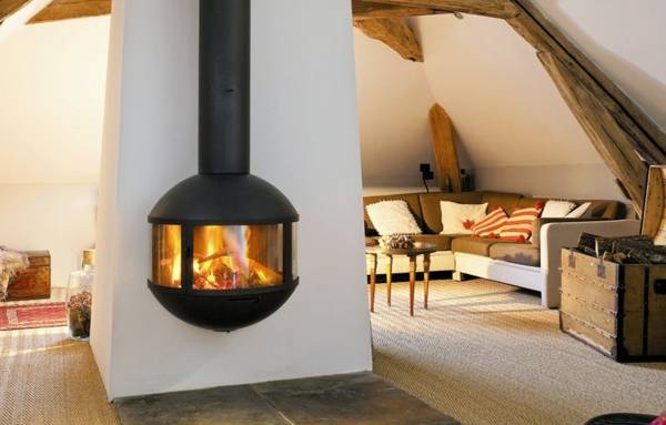 Cheminée suspendue foyer fermé sous combles