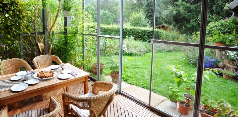 Une véranda indépendante pour profiter du jardin.