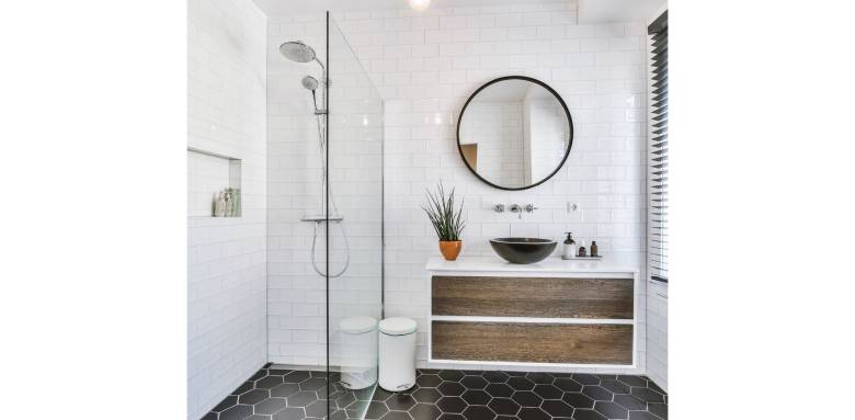 Comment le mobilier suspendu et les WC encastrés permettent-ils d'agrandir visuellement une salle de bain ? le Mesnil-Robert 14380