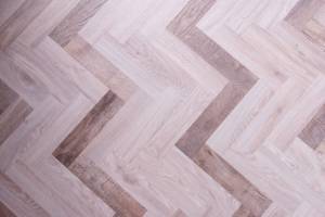 Les lames de PVC clivables sont faciles à poser sur un carrelage au sol.