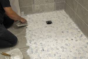 Optimisation d'espace de salle de bain avec création d'une douche carrelée - Rochefort Saint-Jean-d'Angély 17