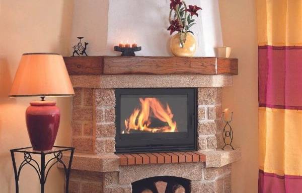 Cheminée de coin en pierre avec insert - bûches -