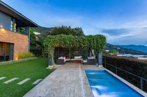 Une terrasse ombragée près de la piscine 
