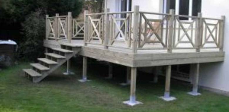 Terrasse sur pilotis avec marches d'accès au jardin - Nantes 44