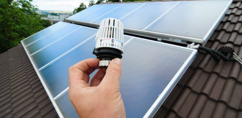 Installer des panneaux solaires pour se chauffer.