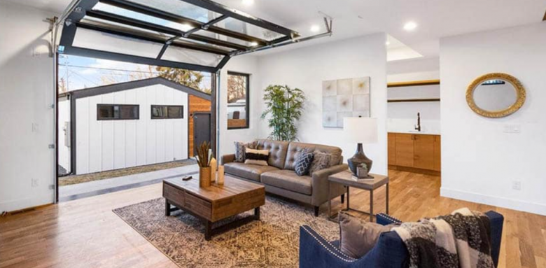 Transformation garage attenant habitation en salon 