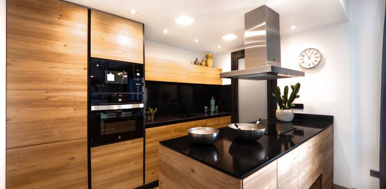 Cuisine avec ilot en bois à Versailles