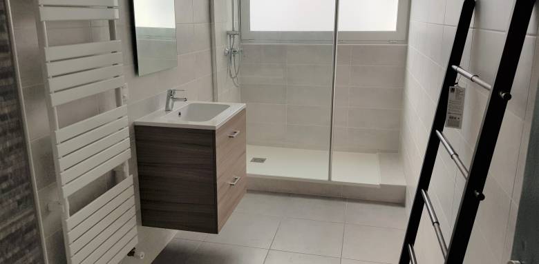 Agrandir sa salle de bain avec du carrelage clair - Montauban 82