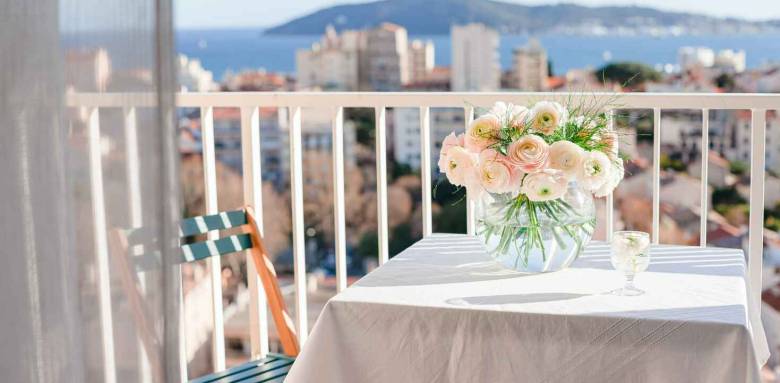 balcon avec coin repas 