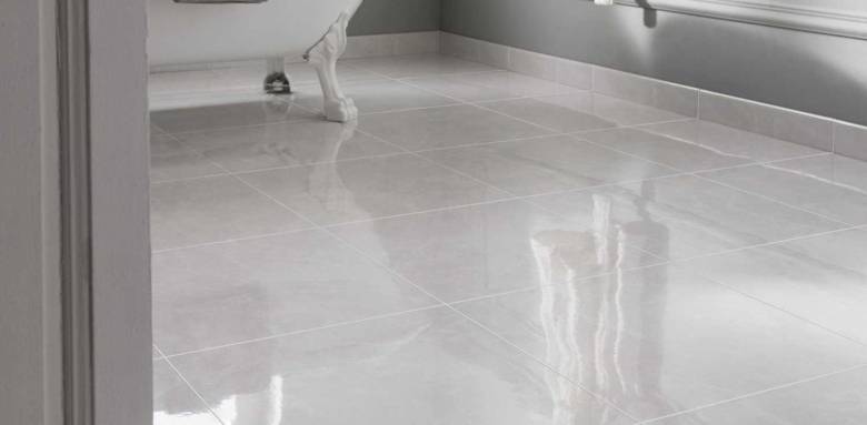 Salle de bain avec carrelage gris effet brillant