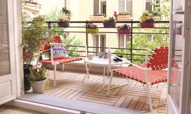 Petit balcon urbain avec sol en lames composite
