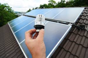 Installer des panneaux solaires pour se chauffer.