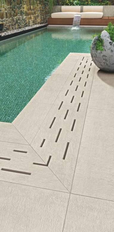 Plage de piscine aux teintes beige clair