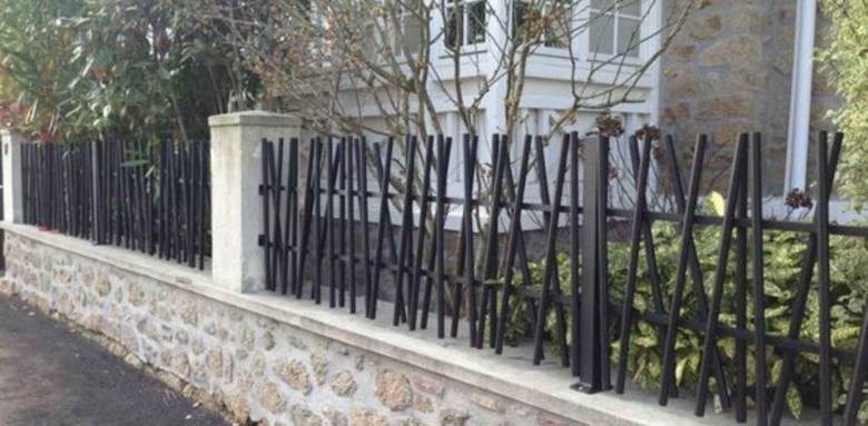 Clôture alu et soubassement en pierres