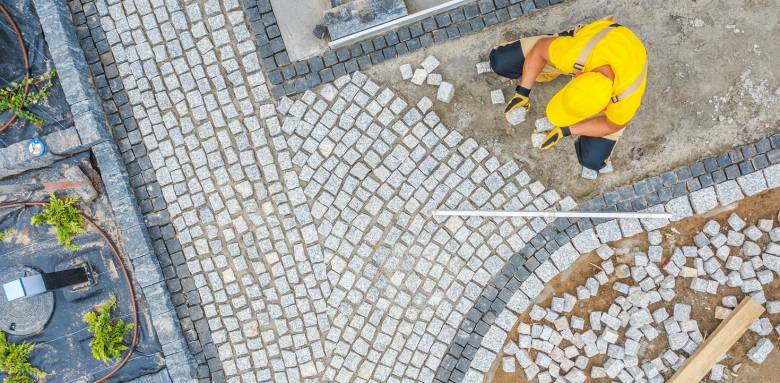 Pose d'une allée en pavés