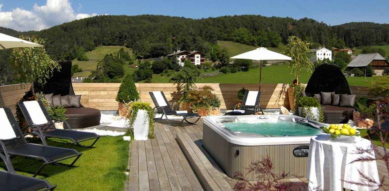 spa extérieur en place centrale de la terrasse