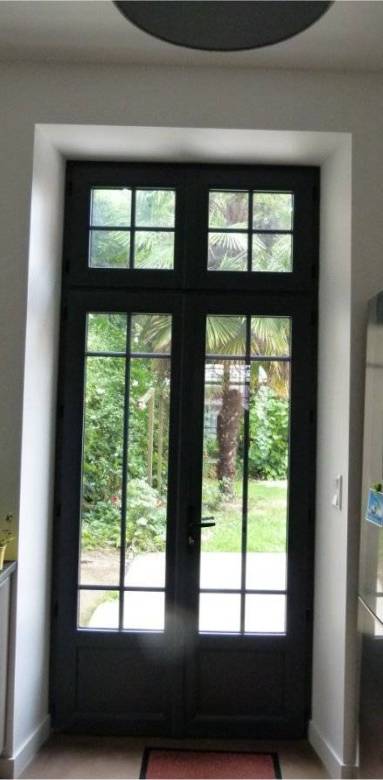 Porte d'entrée vitrée avec armature en bois sur une maison à bouc-bel-air-13