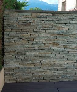 Mur en parpaing, recouvert d'un parement de pierre, dans le Grésivaudan 