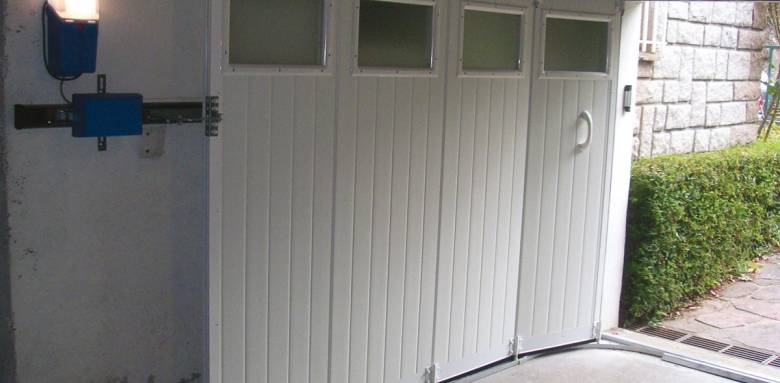 Porte de garage sectionnelle avec hublots décoratifs