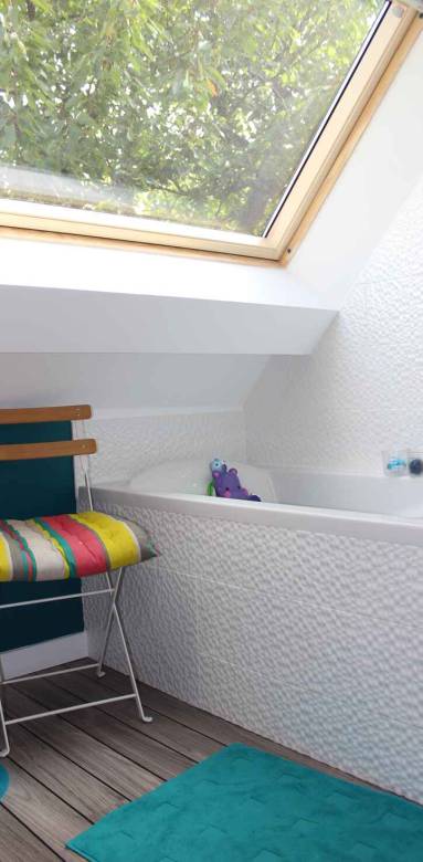 Salle de bain en sous-pente avec fenêtre de toit - Nantes 44
