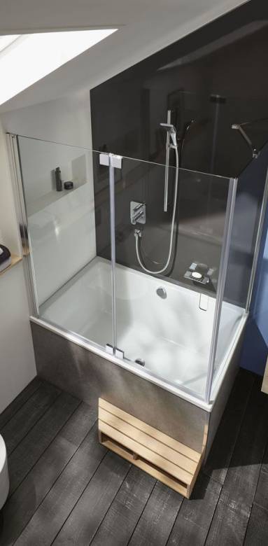 Salle de bain sous comble douche et baignoire combo