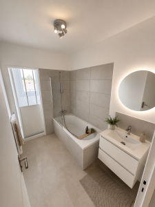 Salle de bain rénovée avec suggestion d'aménagement avant vente Montfort