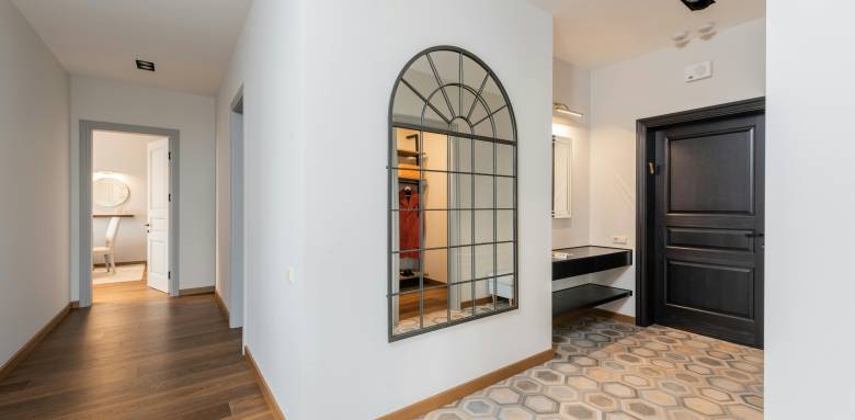 Un miroir pour agrandir votre entrée