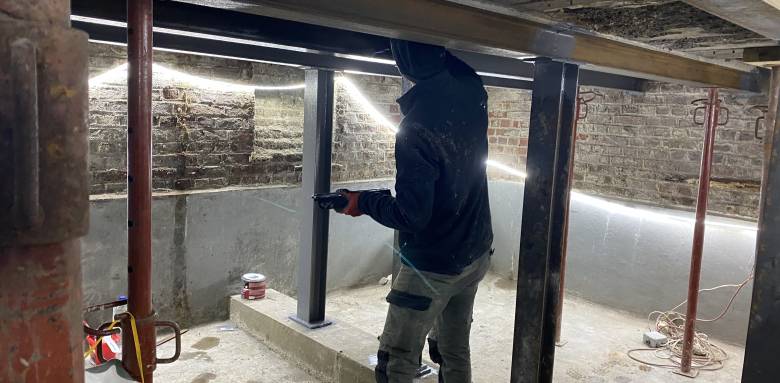 Renforcement de la structure par semelle béton, poutres métalliques 