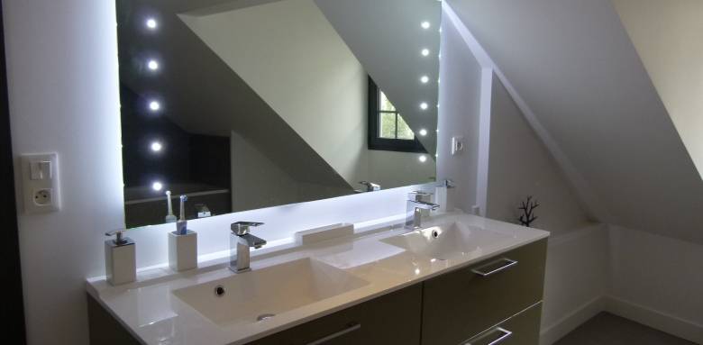 Aménager une salle de bain sous pente