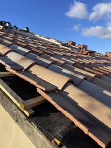 Rénovation de toiture avec pose de tuiles en terre cuite - Valence 26