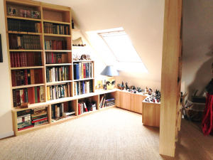 Bibliothèque sur mesure sous combles